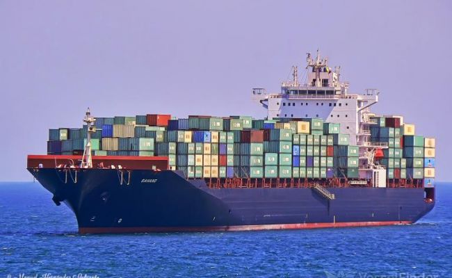 Americký torpédoborec zahájil palbu na nákladní loď plující pod íránskou vlajkou