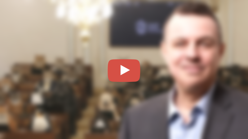 Jeden z nejviditelnějších:   Orbána podporuji dál, přátele neopouštím! Ať si třeba stávkují, poplatky pro ČT zrušíme! STAN a TOP 09 byly organizátory Dozimetru. Sudeťáky z Brna vyhnat! Domluví se Rajchl se Štěpánem? Větrníky ne! A co ukrajinská diaspora?