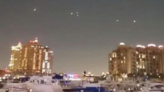 Zasaženo 200 lidí: Írán zaútočil na základnu amerických pilotů v Al-Chardž