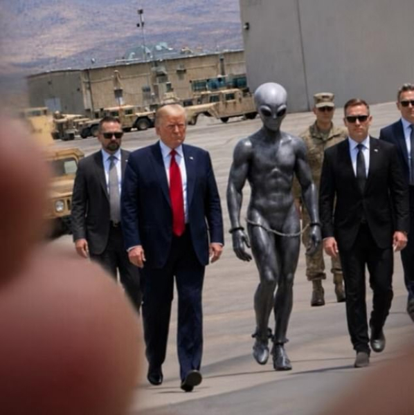 Trump zveřejnil bizarní obrázek mimozemšťana v poutech na základně americké armády