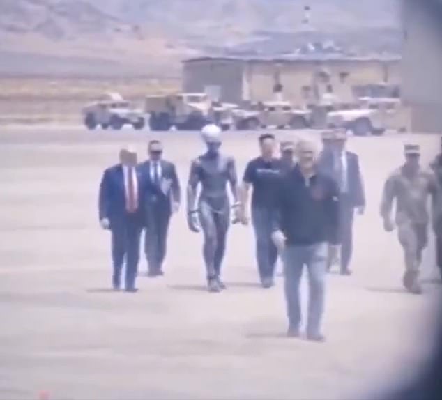 Trump zveřejnil bizarní obrázek mimozemšťana v poutech na základně americké armády