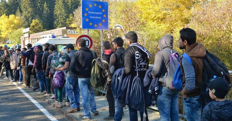 URSULA POSÍLÁ VAŠE DANĚ DO AFRIKY na „střežení jejich hranic“, EVROPSKÉ HRANICE NECHÁVÁ OTEVŘENÉ